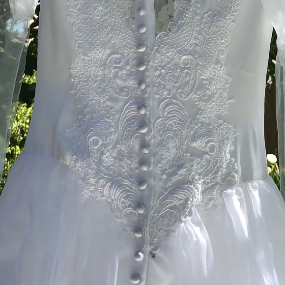 GOEGEOUS Professionally Preserved Vintage Wedding Gown - Picture 6 of 14